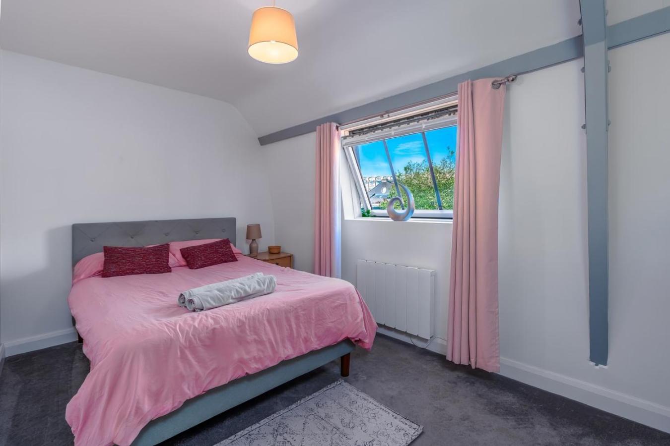 Apartment Modern Serviced Appartment: Short Walk To Centre *