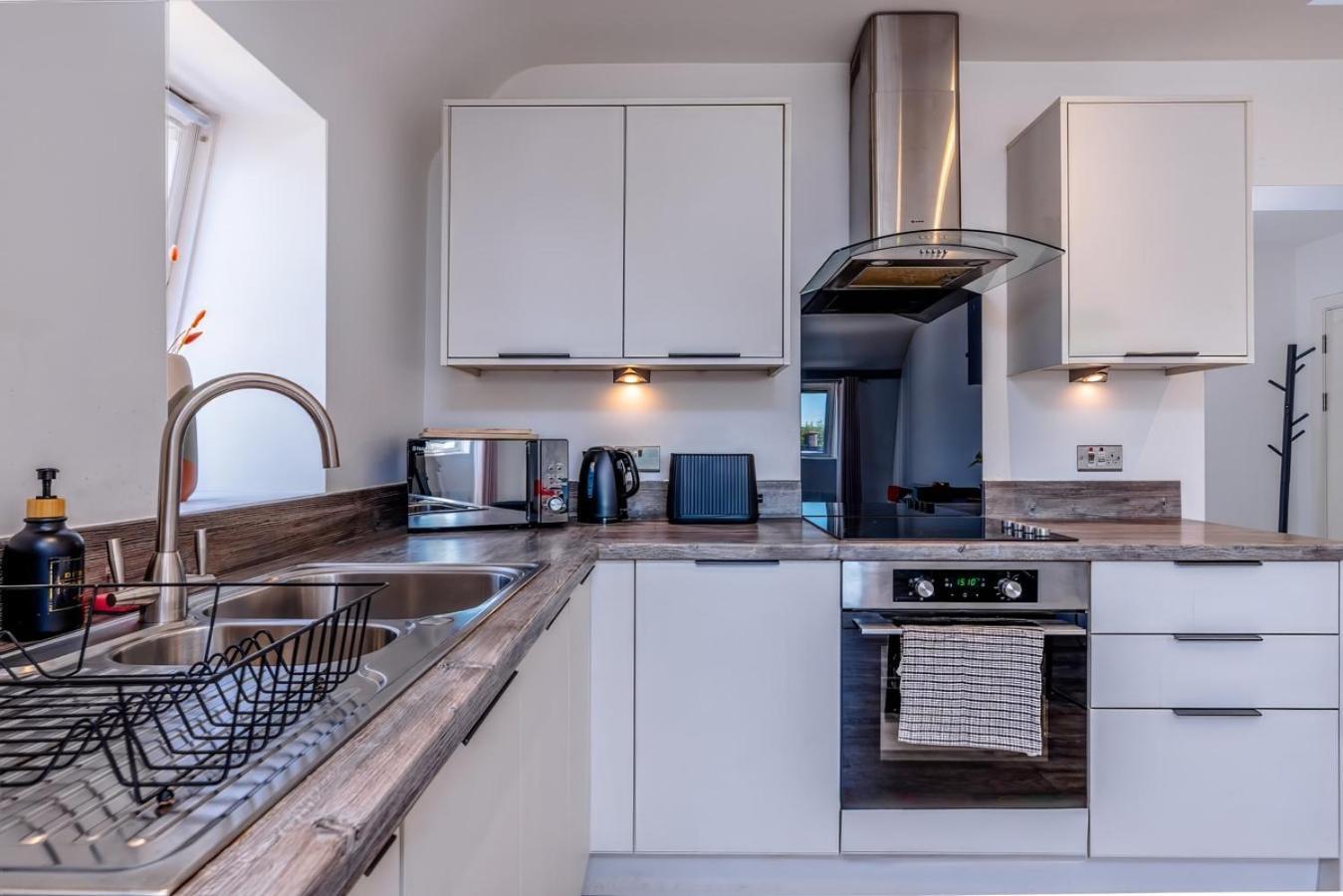 Modern Serviced Appartment: Short Walk To Centre